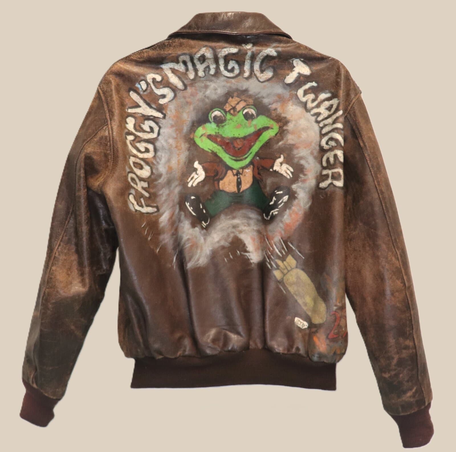 A-2の背中。緑のカエルと「FROGGY'S MAGIC TWANGER」の文字、爆弾の絵が手描きされている