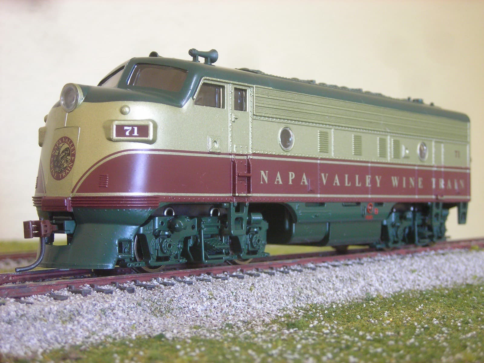 金色と緑とえんじに塗り分けた流線形の機関車の模型。側面に「NAPA VALLEY WINE TRAIN」、前面に71の番号板