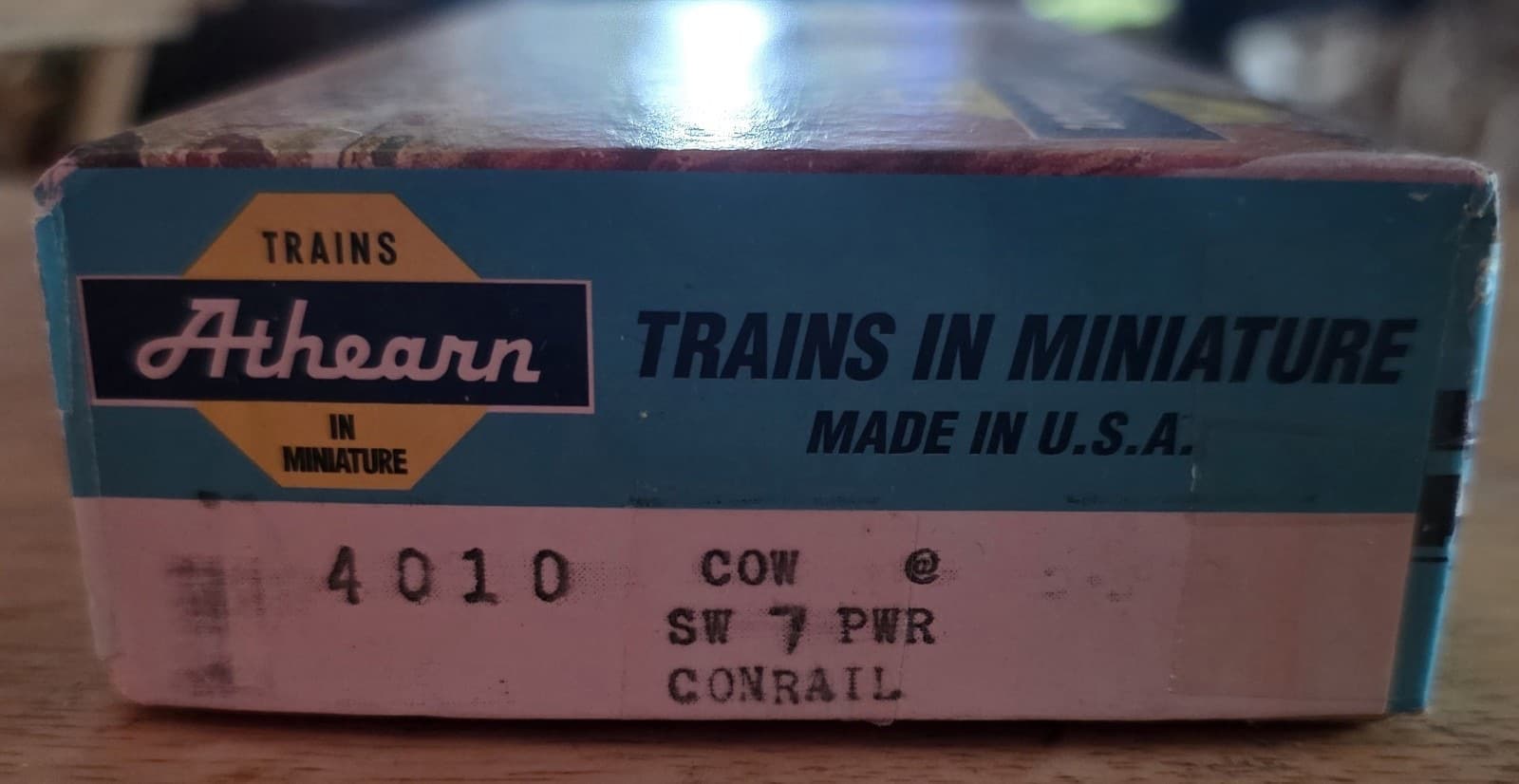 青い箱の端。Athearn の「TRAINS IN MINIATURE」の札と「MADE IN U.S.A.」、白いラベルに「4010」「SW 7 PWR」「CONRAIL」の文字