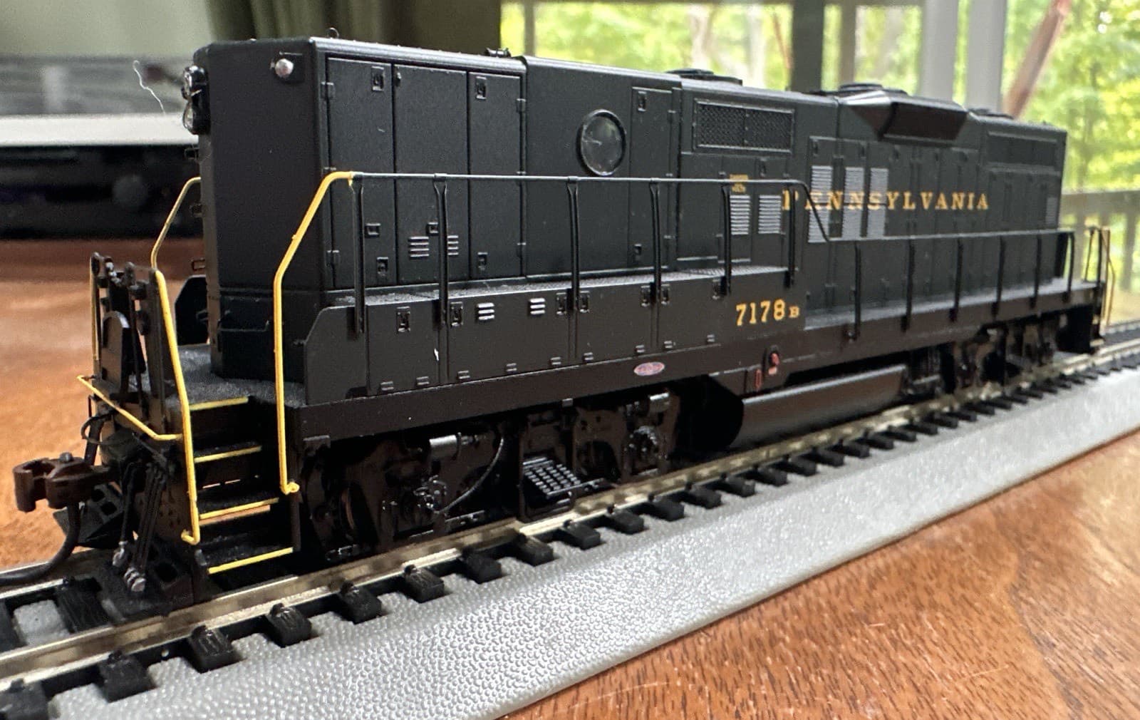 黒い車体に金の文字で「Pennsylvania」とある、運転台の無いディーゼル機関車の模型。番号は7178B