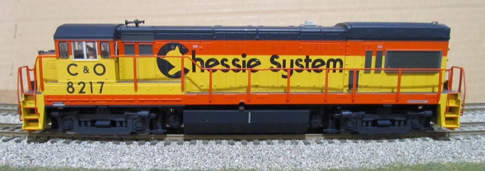 黄色・橙・紺の車体に「Chessie System」と「C&O 8217」の文字のディーゼル機関車の模型を真横から