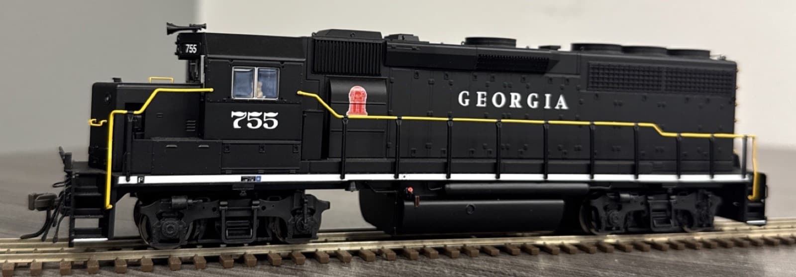 黒い車体に「GEORGIA」の文字と黄色い線のディーゼル機関車の模型（755）を真横から