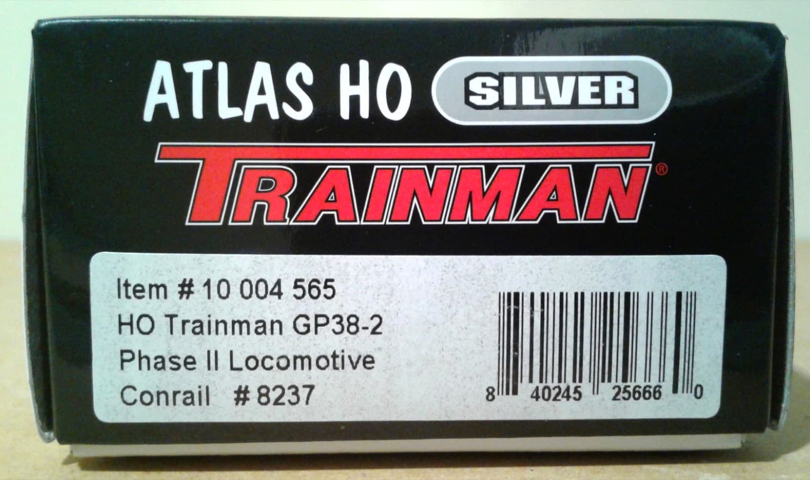 黒い箱の側面。「ATLAS HO」「SILVER」「TRAINMAN」の文字と、「Item # 10 004 565」「HO Trainman GP38-2 Phase II Locomotive」「Conrail #8237」の札