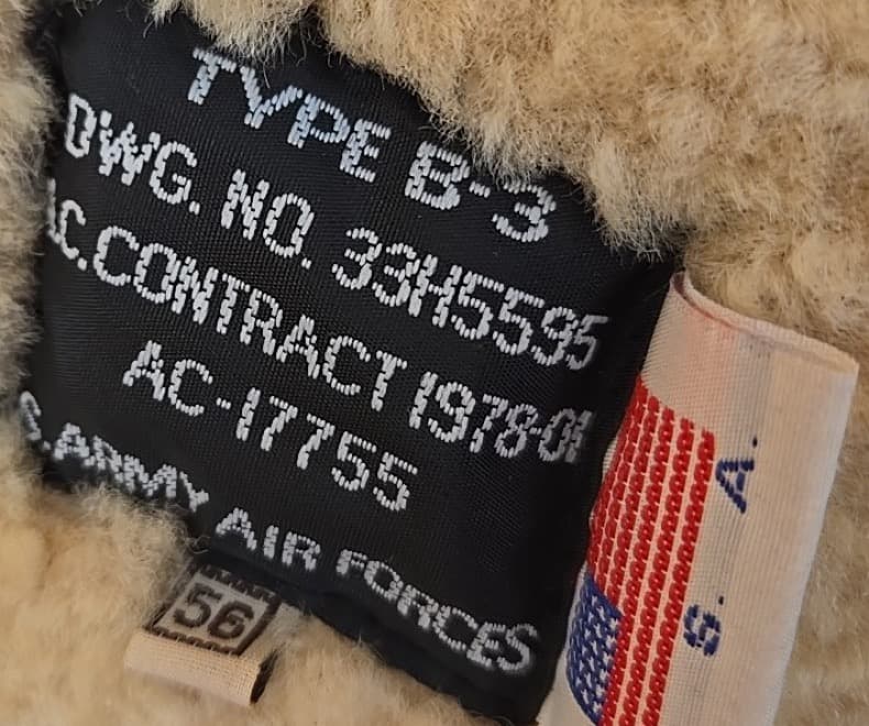 黒いラベルに白い文字で TYPE B-3・DWG. NO. 33H5595・AC-17755 などとあり、横に米国の旗の白いタグがある