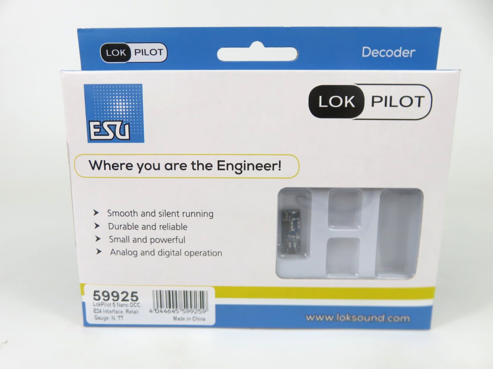 LokPilotの箱。窓から小さな基板が見え、下の札に「59925」の番号