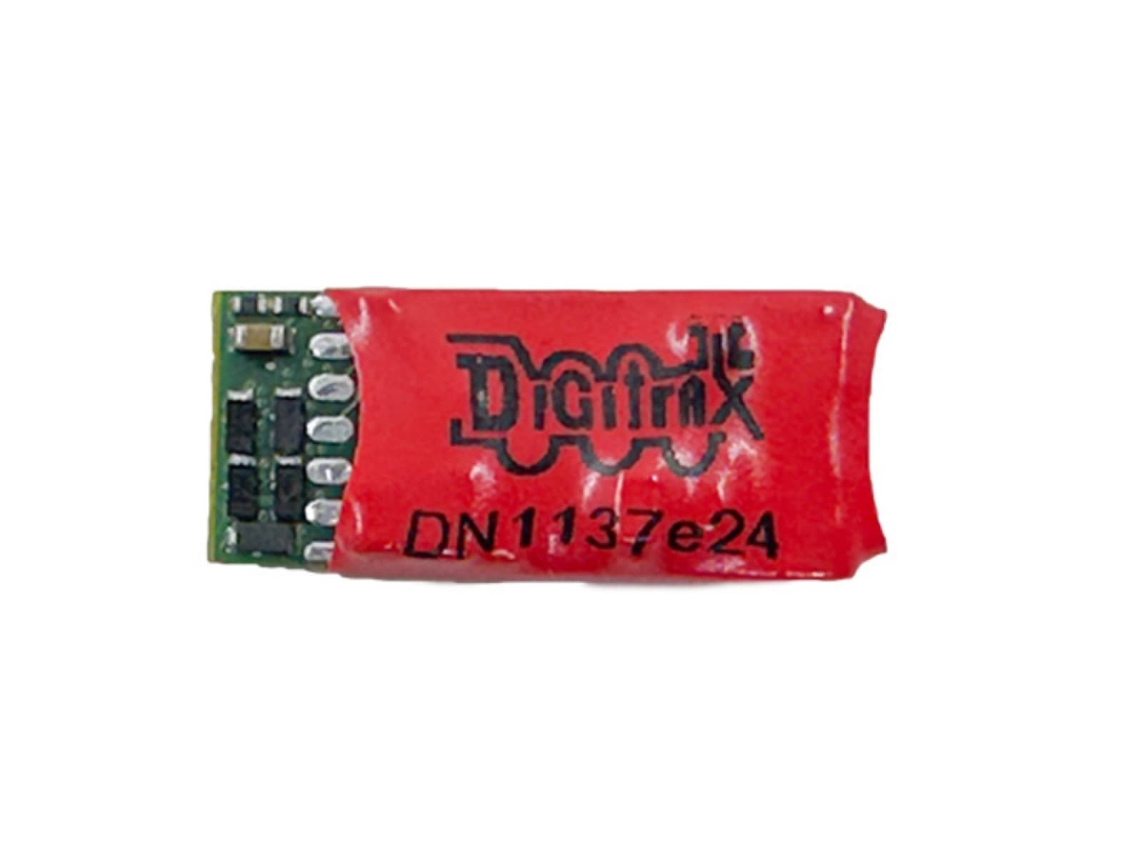 赤い被覆に包まれた小さなデコーダー。被覆に「Digitrax」「DN1137e24」の文字