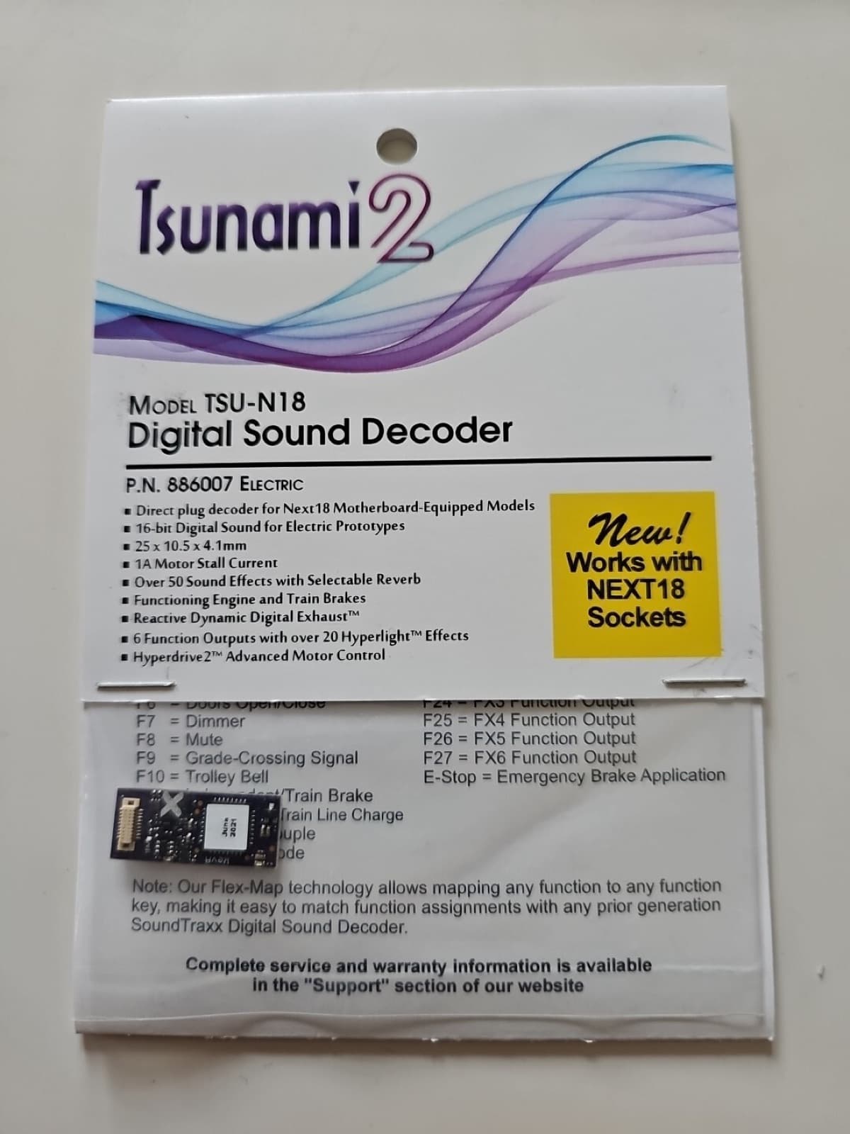 袋に入ったデコーダー。台紙に「Tsunami2」「TSU-N18 Digital Sound Decoder」と書かれている