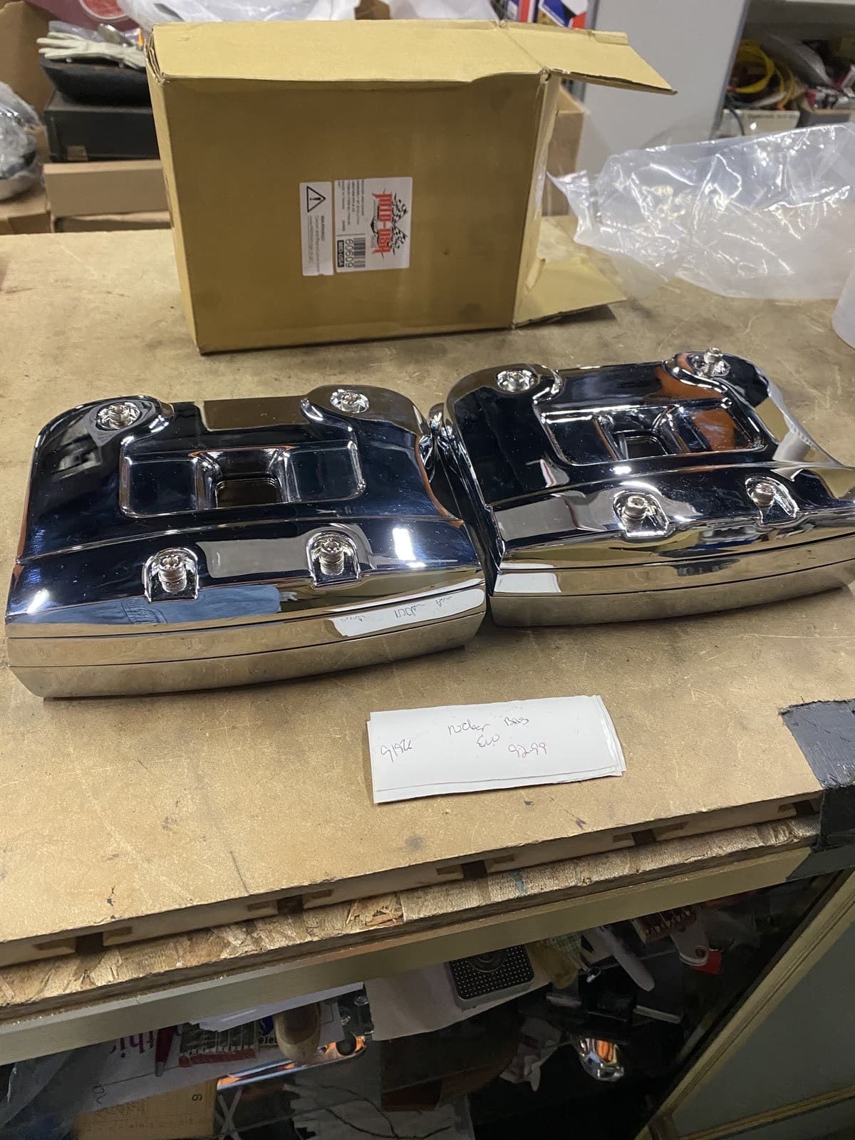 作業台の上に並べた、めっきの角ばったロッカーボックス2つ。後ろに段ボールの箱がある