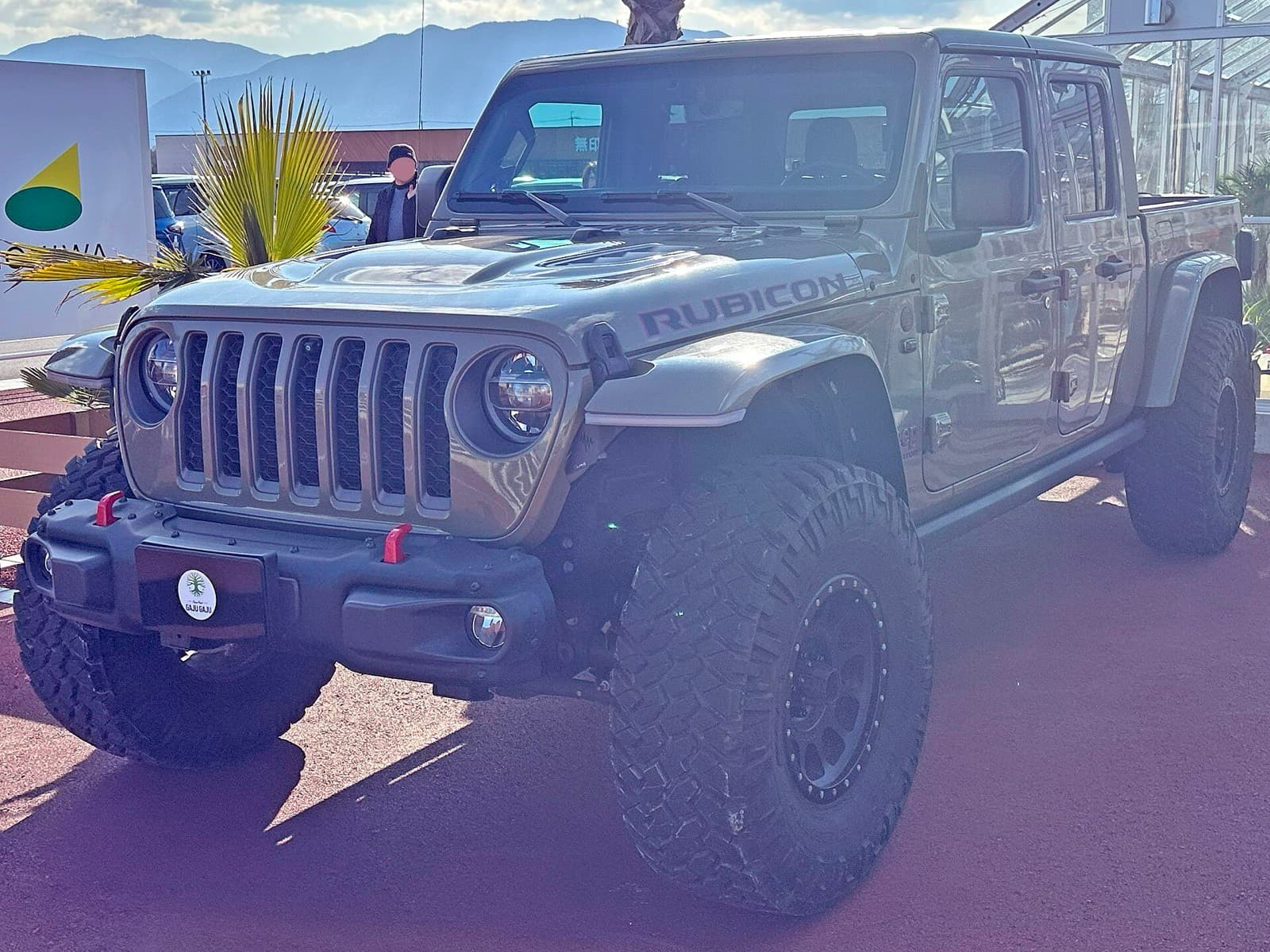 灰緑色のグラディエーター Rubicon を右前から見た写真。ボンネットに RUBICON の文字