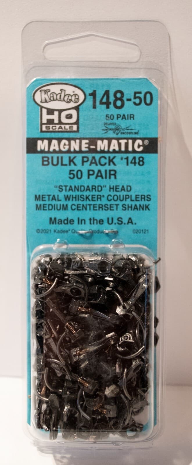 水色の台紙の透明のパックに、黒い連結器がまとめて入っている。台紙に「148-50」「BULK PACK」「50 PAIR」の文字がある